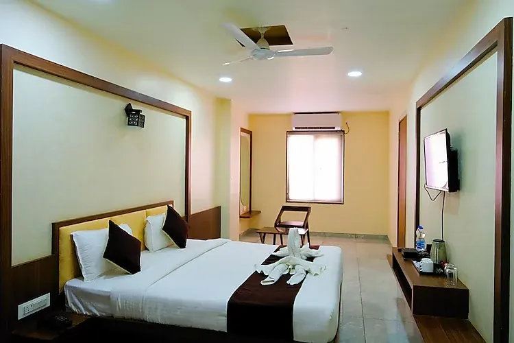 Suite Bedroom at Hotel Sai Inn