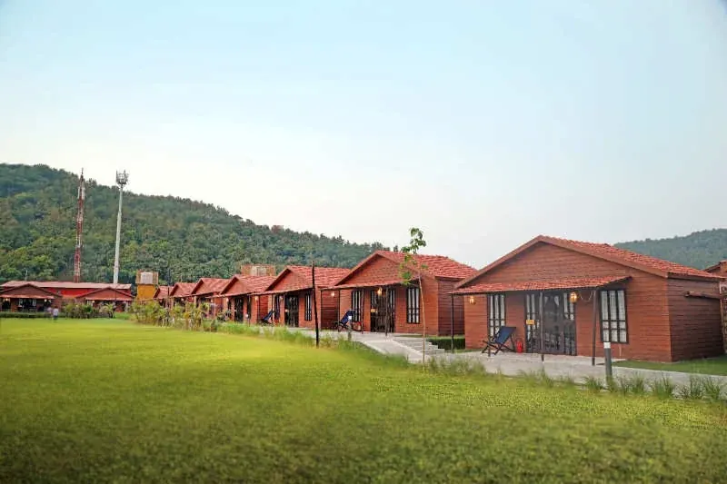 Statue of Unity Tent City 1 cottages and lawn